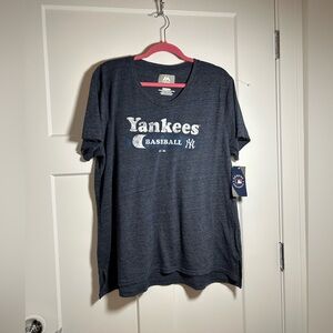 Women’s Yankees t shirt baseball